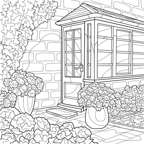 A Porta de uma Casa Cirundada por Flores